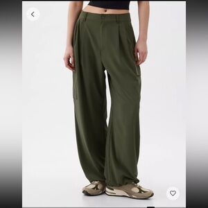 NWT Gap fit High Rise Run Around Cargo Joggers in mistletoe green - petite S